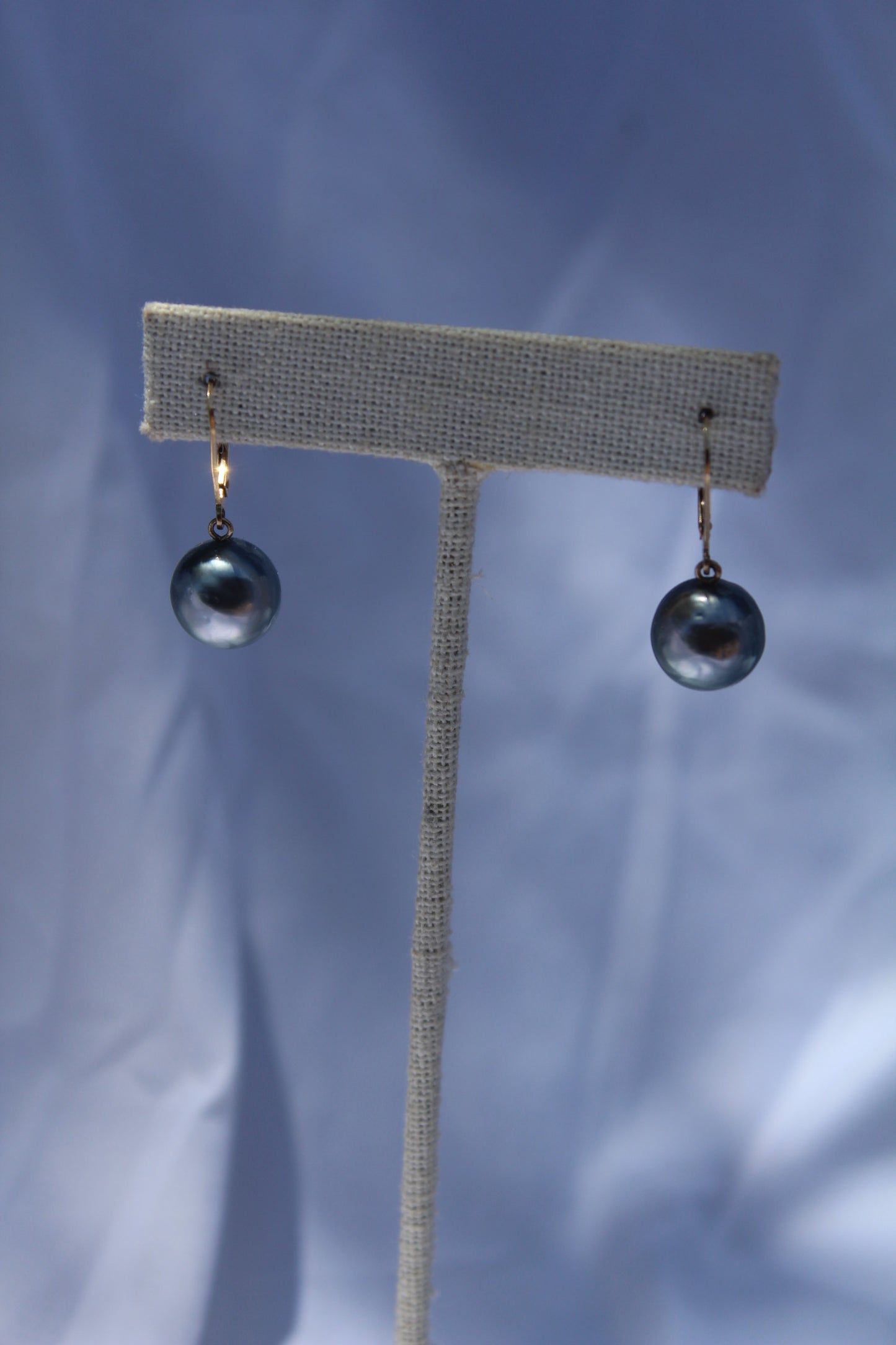 Tahitian pearl huggies