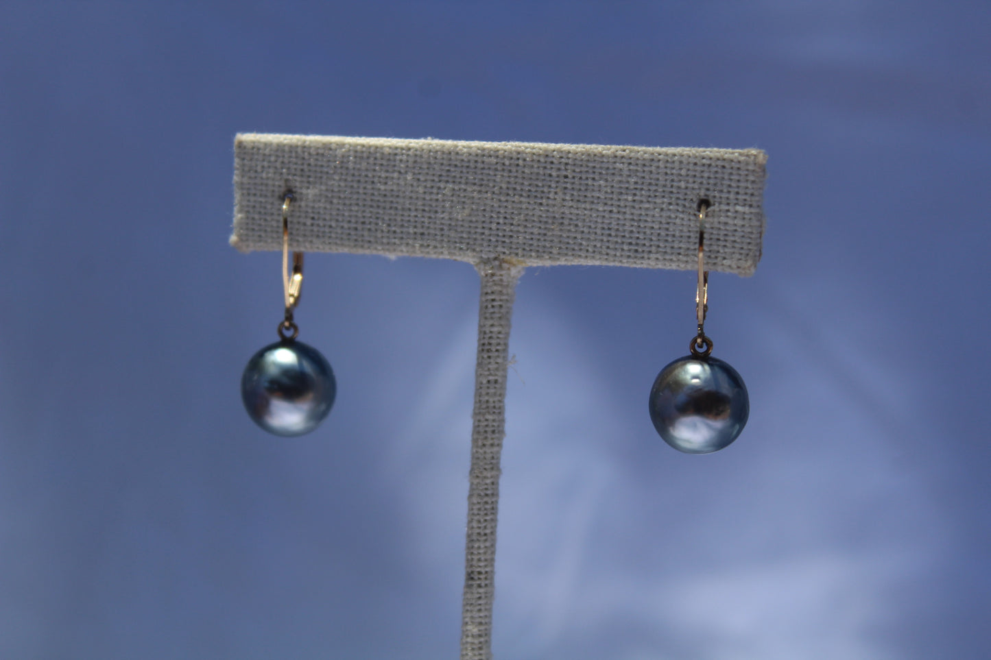 Tahitian pearl huggies